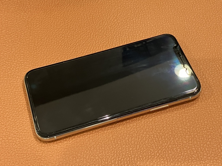 バッテリー膨張で画面が浮いてしまったiPhoneX（アイフォン）のバッテリー交換を承りました！
